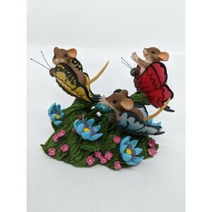 Charming Tails - Catching up with Friends Figurine